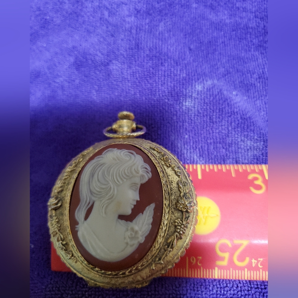 Vintage 60's Powder Compact - Picture 5 of 7